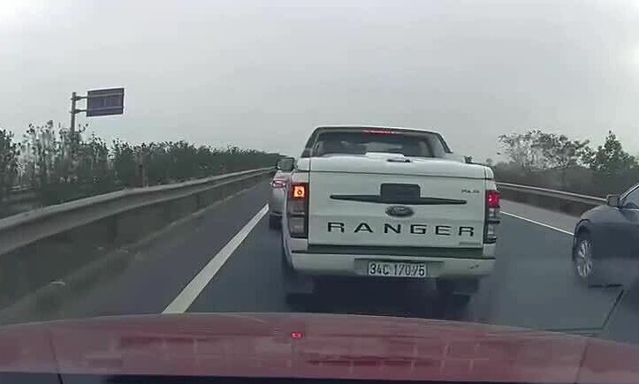 Xe bán tải húc đuôi xe con trên cao tốc