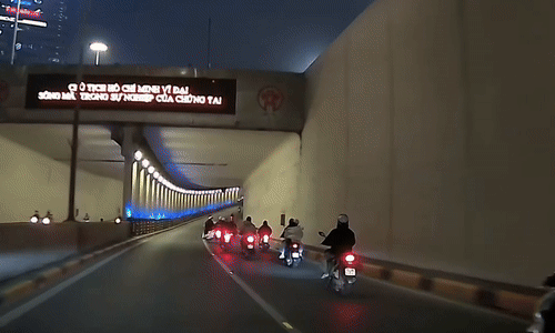 Hai thanh niên đi xe máy ngã sõng soài trước đầu ôtô