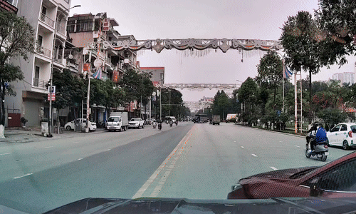 Hai ôtô suýt lao vào nhau trong giữa đường trống trải