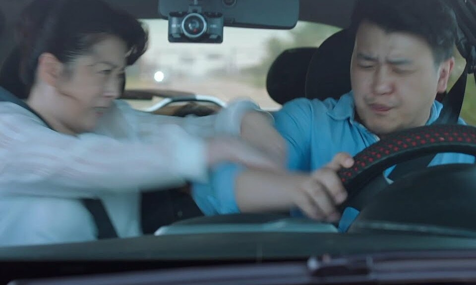 'Những lý do khiến tài xế không nên buôn chuyện khi lái xe'