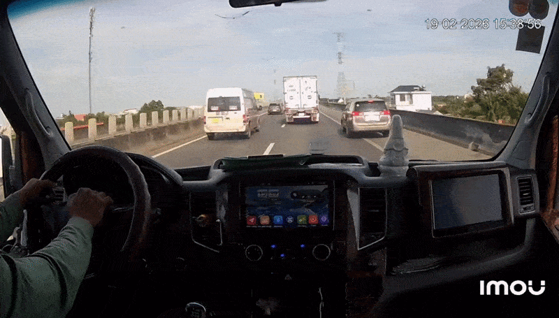 Ôtô văng bánh trên cao tốc khiến xe sau cán phải