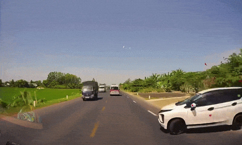 Tránh xe ven đường, ôtô húc mạnh vào xe phía trước