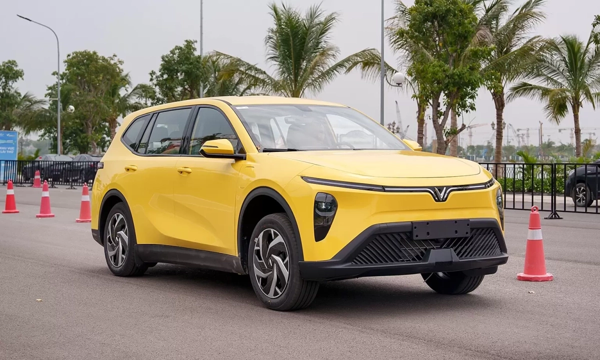 Doanh số VinFast Limo Green áp đảo Custin, Innova Cross