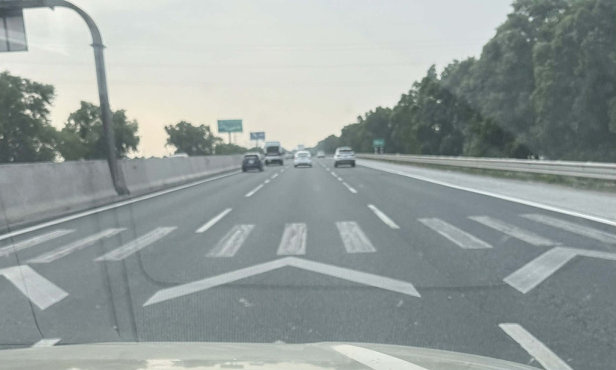 Vạch kẻ giống dành cho người đi bộ trên cao tốc?