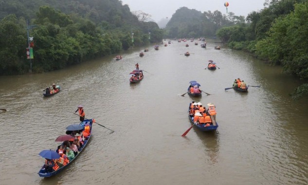 Đình chỉ hai lái đò Lễ hội chùa Hương vì vòi tiền, tự ý ghép khách