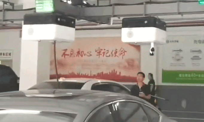 Ổ sạc xe điện chạy như robot trên trần nhà