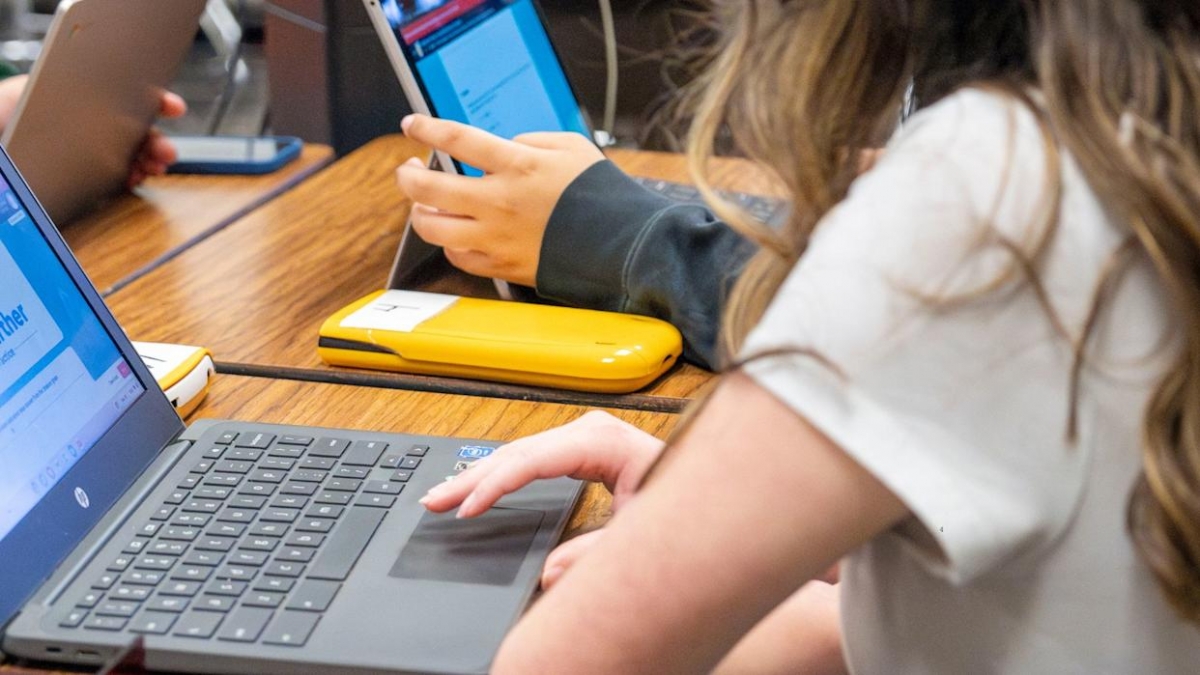 chatbot ai bung no trong gioi tre, cha me lo ngai he luy hinh anh 1