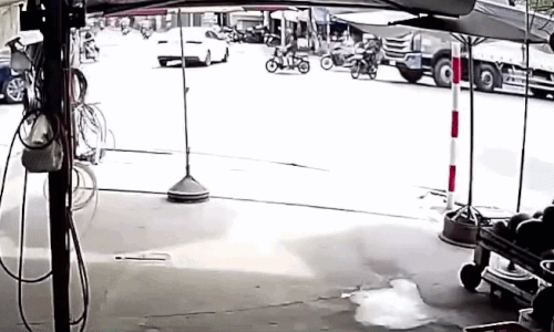 Hai người thoát chết trong gầm xe tải