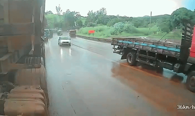 Xe tải gãy gập cabin khi va vào xe đầu kéo