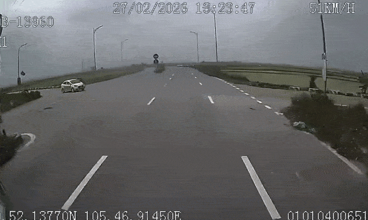 Hai ôtô lao vào nhau 'như bịt mắt' ở ngã tư