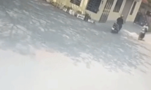 Hai xe máy lao vào nhau như trời giáng