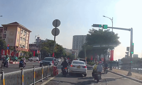 Ôtô rước họa vì thói len lỏi của xe máy