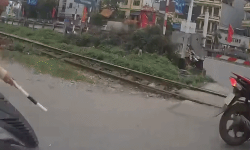 Nhiều người bất chấp sinh mạng lao qua đường tàu