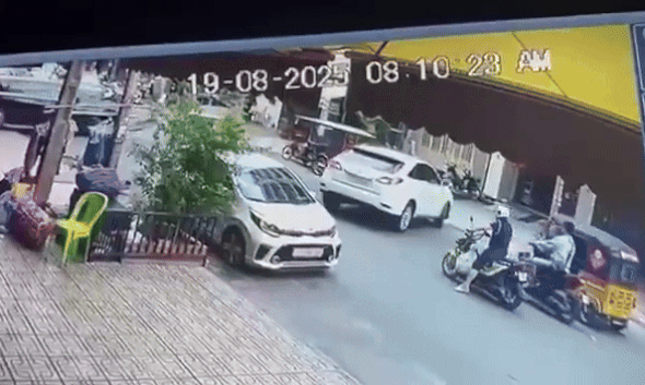 Ôtô lùi ép xe khác lật ngửa