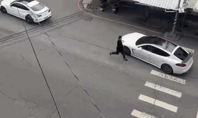 Hai tài xế xe sang kèn cựa, lao vào ẩu đả