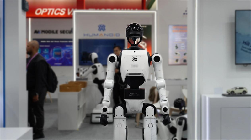 Trung tâm Đổi mới Robot Hình người Bắc Kinh đã ra mắt thị trường quốc tế với sản phẩm Embodied Creature 3.0, robot hình người kích thước thật đầu tiên trong ngành đạt được khả năng điều khiển chuyển động tương tác, năng động toàn thân. 