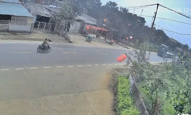 Xe máy lao thẳng vào đầu xe tải trên đường không bóng người