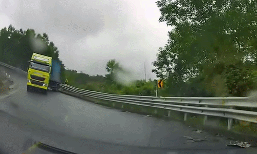 Container quật ngang đường khi xe đổ dốc cua