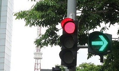Dừng đèn đỏ ở làn được phép rẽ là lỗi gì?