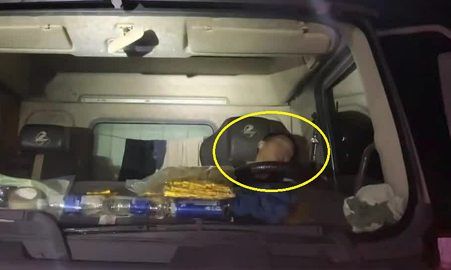 Tài xế xe tải bị phạt vì dừng xe ngủ trên cao tốc