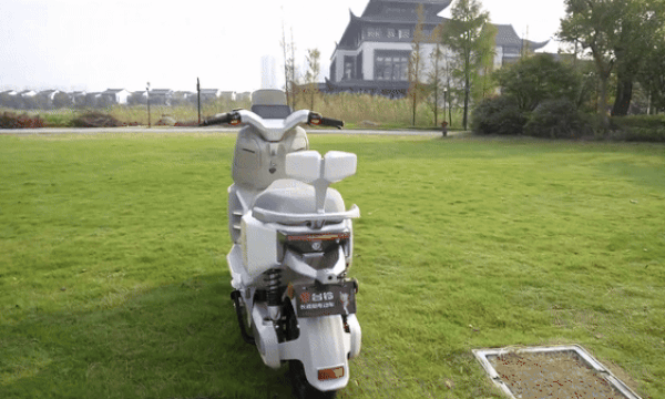 Hãng Trung Quốc ra mắt xe máy điện tự thăng bằng và tự lái