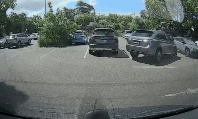 Nữ tài xế say xỉn lùi xe điên cuồng trong bãi đỗ