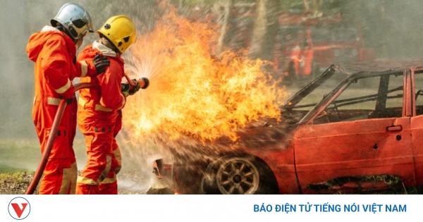 Điều gì khiến cháy pin xe điện khó xử lý hơn cháy xe xăng?