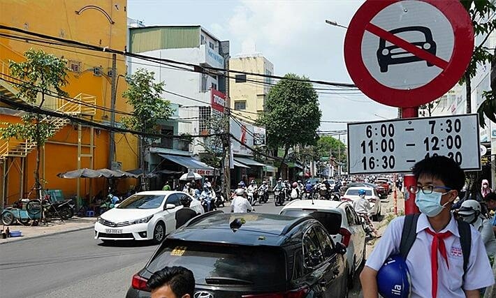 Đi từ giữa phố cấm ôtô có bị phạt không?