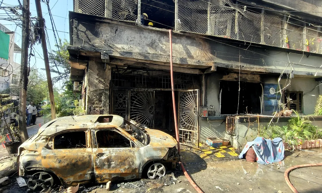 Xe điện cháy lan vào nhà, 8 người đang ngủ tử vong