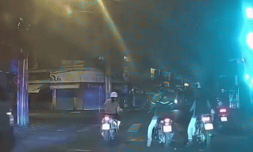 Xe cứu thương lấn làn xô ngã người đi xe máy