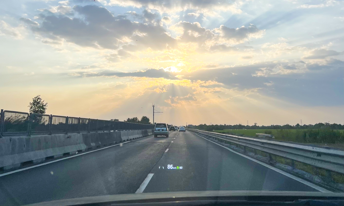 Lái xe trên đường cao tốc dễ mất tập trung