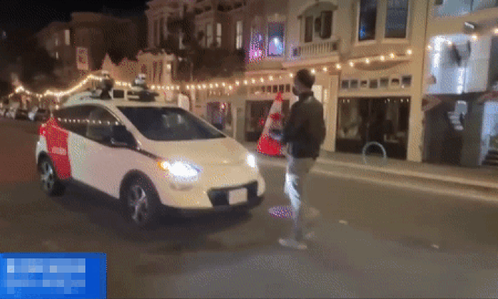 Xe tự lái 'đứng hình' vì cọc tiêu chóp nón