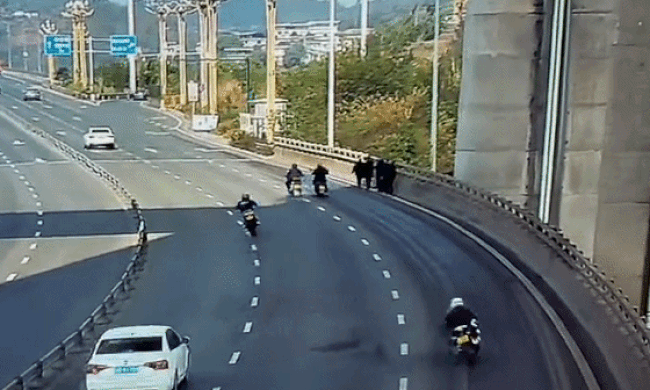 Xe máy đâm gục 5 người đi bộ trên cầu, một người tử vong