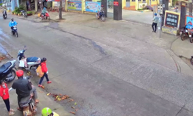 Học sinh chạy qua đường bị xe máy đâm văng