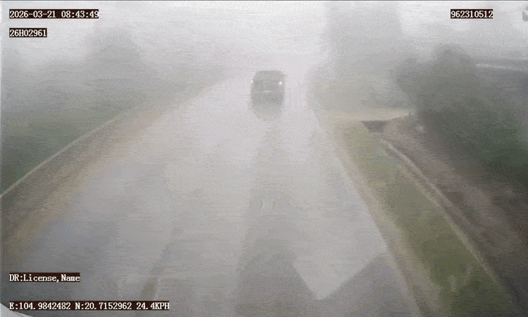 Xe bán tải mất lái trong sương mù gây tai nạn liên hoàn