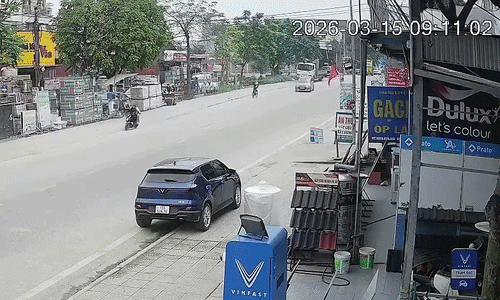 Học sinh lao xe máy điện như bay vào ôtô