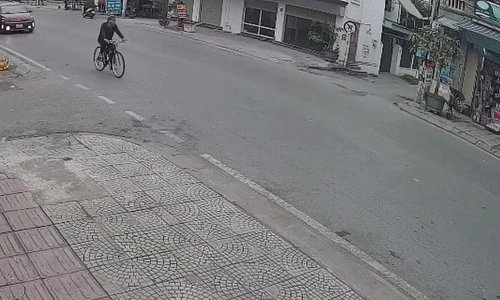 Người đi xe đạp bị húc bay lên nắp ca-pô