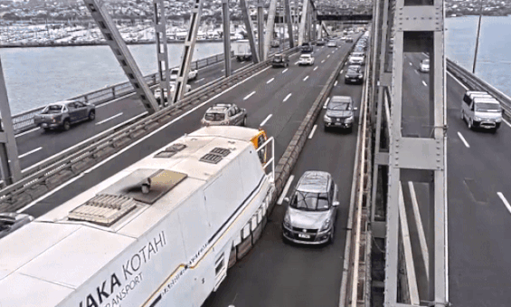 Xe tải dịch chuyển dải phân cách vào giờ cao điểm