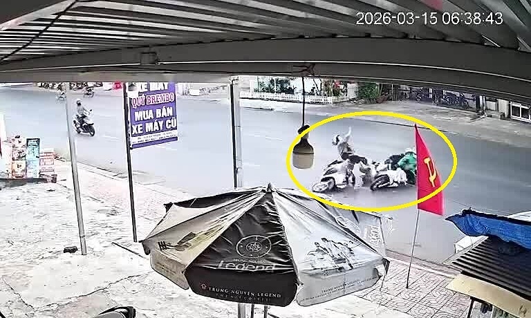 Quay đầu xe máy không quan sát, cô gái bị húc ngã