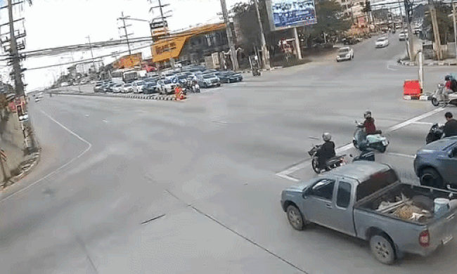 Hai xe bán tải đâm nhau vì muốn nhanh hơn người khác