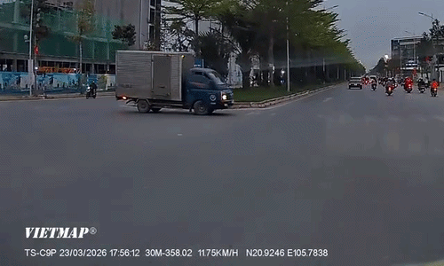 Xe máy sang đường ẩu, đâm liên tiếp hai ôtô tại ngã tư