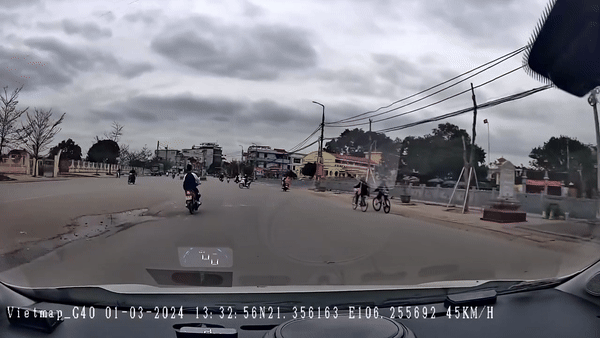 Học sinh không đội mũ bảo hiểm, phóng xe máy gây tai nạn