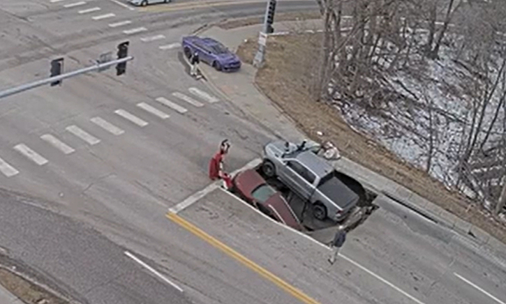 Hai ôtô sụt hố khi đang dừng đèn đỏ