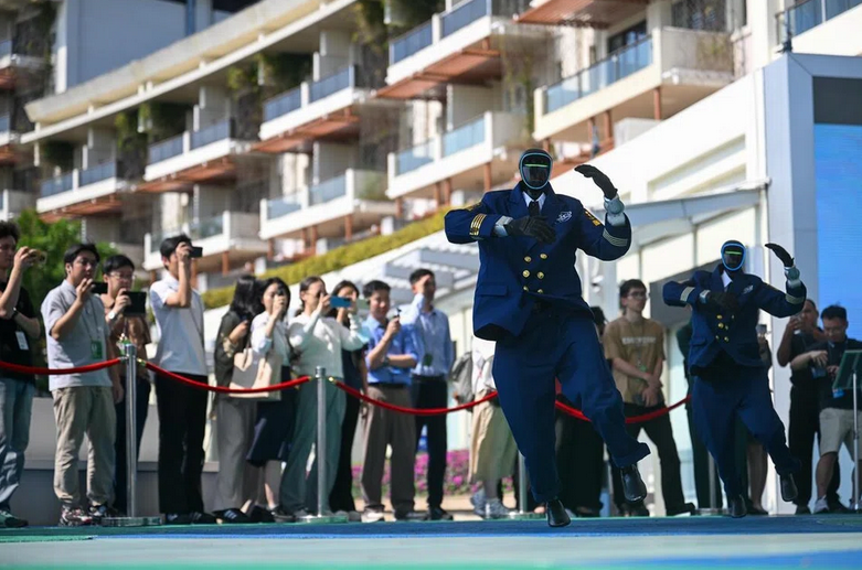 Tiến bộ robot tại Trung Quốc đặt ra vấn đề về qui định và dữ liệu con người