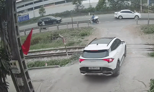 Xe con bị tàu hỏa vò nát đầu