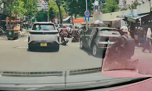 Mở cửa ôtô xô ngã người đi xe máy