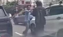 Tài xế bỏ chạy sau khi mở cửa gây tai nạn