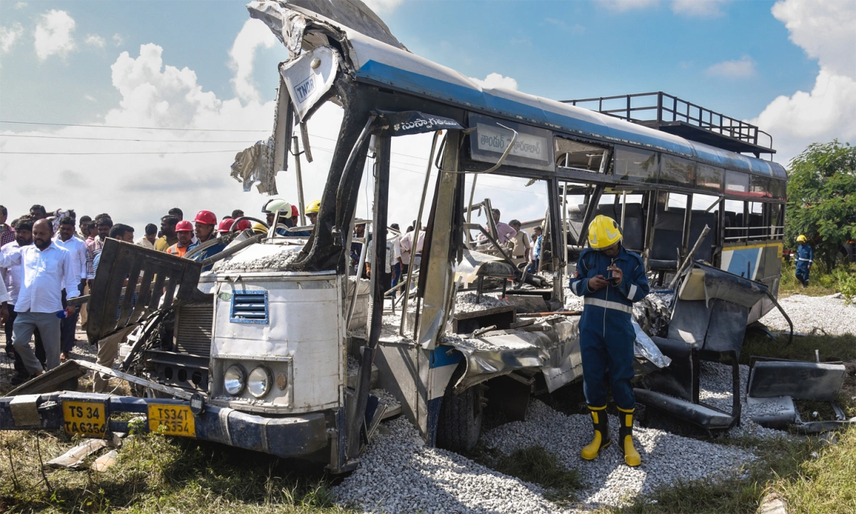 Xe tải chở đá dăm đâm xe buýt ngược chiều, 24 người thiệt mạng