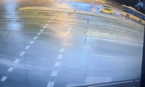 Ôtô lao như đạn bắn xuyên thủng xe buýt