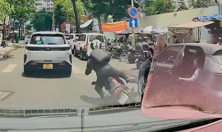 Khách mở cửa xe taxi gây tai nạn ai phải chịu trách nhiệm?